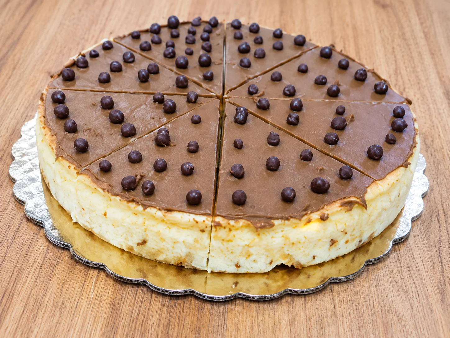 Chocolate-topped cheesecake with chocolate pearls